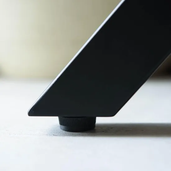 El vintage industrial modificado para requisitos particulares enmarca la forma del metal X que cena las patas de la mesa de caballete del restaurante