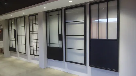 Puerta de granero corrediza interior de vidrio con marco de metal negro de aluminio y kit de herrajes