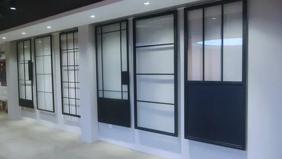Puerta de granero de vidrio transparente con marco de acero negro estilo francés con placa protectora