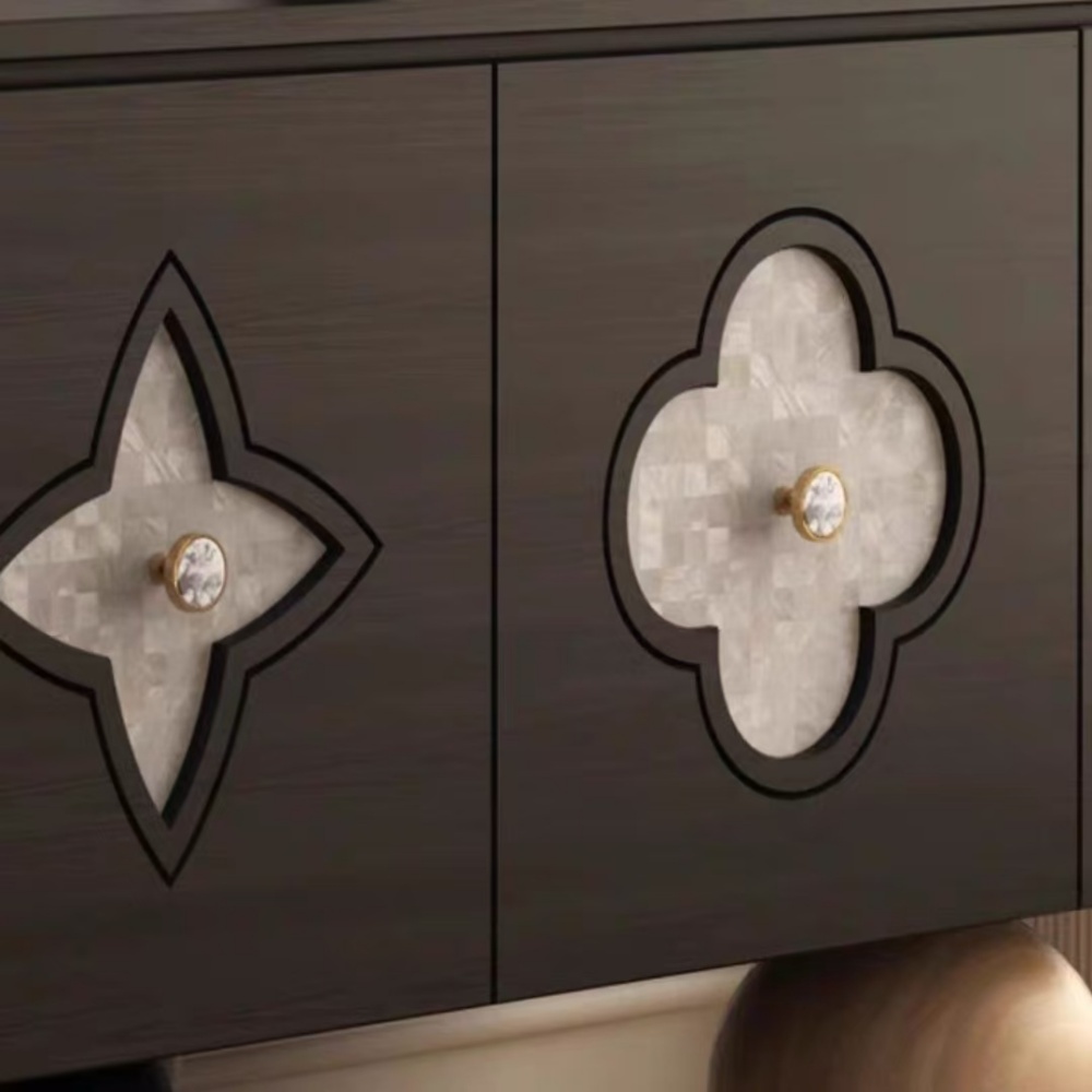 Mueble para TV de madera maciza de estilo francés: tallas de trébol de cuatro hojas, 2 cajones y estantes abiertos para sala de estar