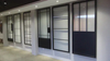 Puertas interiores de marco metálico de puerta de vidrio transparente abatible de estilo francés minimalista