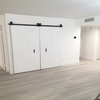Herrajes para puertas de granero plegables de nuevo diseño: kit deslizante resistente con estilo moderno