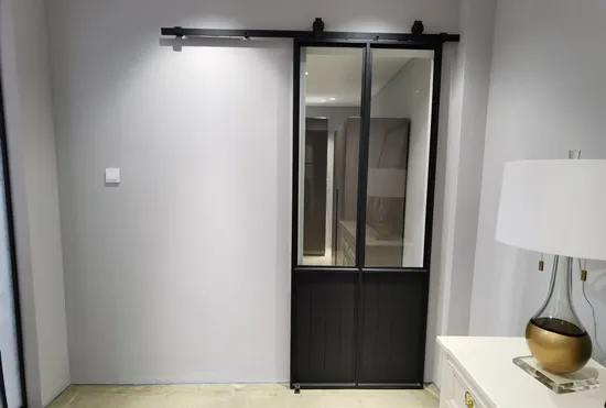 Puerta corrediza de granero con acabado de metal negro y vidrio esmerilado con kit de herrajes