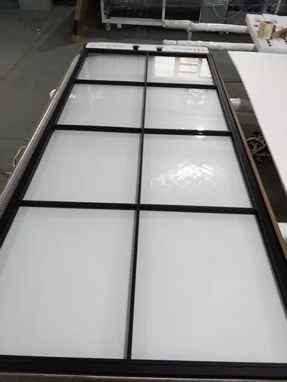 Puerta batiente de vidrio con marco de acero personalizado con herrajes