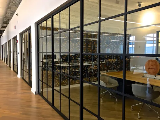 Soluciones innovadoras para puertas Oficina moderna, mamparas divisorias de ambientes estilo francés