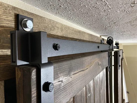 Kit moderno de herrajes para puerta de granero de derivación negra para puertas dobles | Diseño resistente