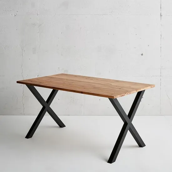 El vintage industrial modificado para requisitos particulares enmarca la forma del metal X que cena las patas de la mesa de caballete del restaurante