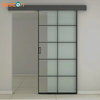 Puerta de granero corrediza interior de vidrio con marco de metal negro de aluminio y kit de herrajes