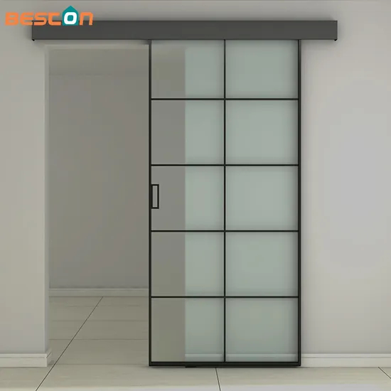 Puerta de granero corrediza interior de vidrio con marco de metal negro de aluminio y kit de herrajes