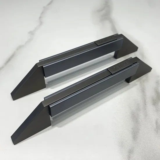 Manijas para muebles Mango de gabinete gris de aluminio moderno con logotipo personalizable