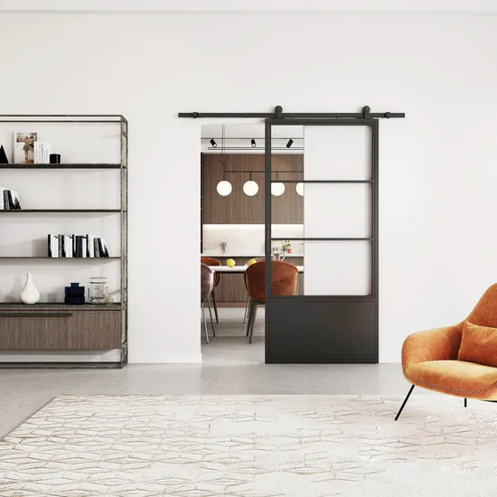 Puerta interior de vidrio con estructura de acero y placa protectora, sistema de puerta corrediza interior