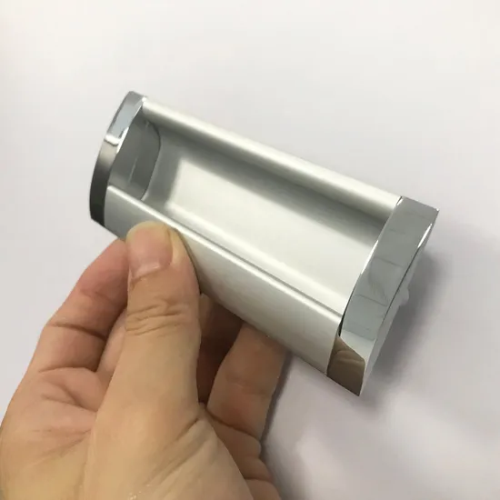 Los botones de aluminio integrados invisibles modernos del gabinete del guardarropa encubrieron las portillas del tirón del cajón