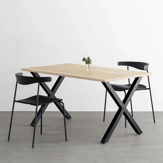 El vintage industrial modificado para requisitos particulares enmarca la forma del metal X que cena las patas de la mesa de caballete del restaurante