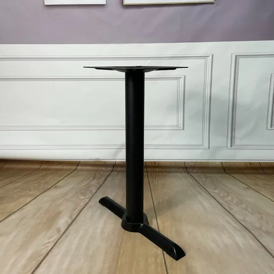 El restaurante del café de los muebles de la cafetería presenta la base de la tabla de los tubos del arrabio dos