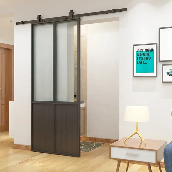 Puerta corrediza de granero con acabado de metal negro y vidrio esmerilado con kit de herrajes