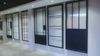 Puerta interior de una pieza con marco de acero negro para apartamento con inserto de vidrio transparente