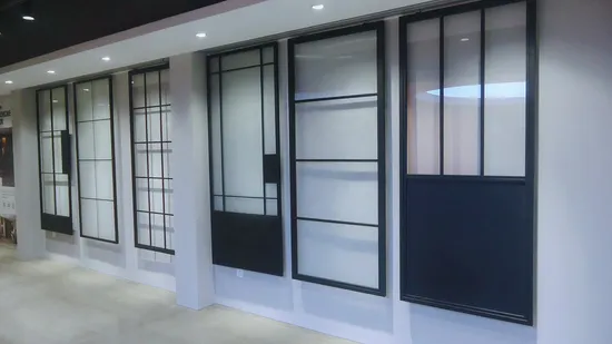 Puerta interior de una pieza con marco de acero negro para apartamento con inserto de vidrio transparente