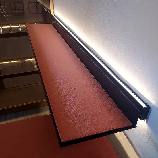 Estante de exhibición de aluminio que enciende los estantes del montaje en la pared del LED con la luz linear del LED