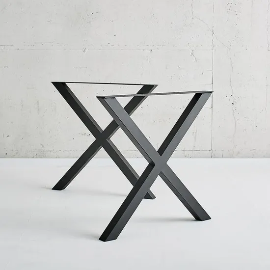 El vintage industrial modificado para requisitos particulares enmarca la forma del metal X que cena las patas de la mesa de caballete del restaurante