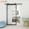 Puerta de una pieza con marco de acero negro y metal con inserto de vidrio transparente