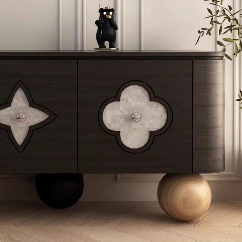 Mueble para TV de madera maciza de estilo francés: tallas de trébol de cuatro hojas, 2 cajones y estantes abiertos para sala de estar