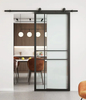 Moderna puerta corrediza de vidrio con marco de acero negro y herrajes