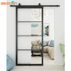Puerta de granero estilo loft de vidrio transparente con marco de acero negro y herrajes corredizos