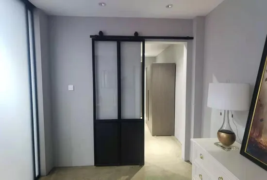 Puerta corrediza de vidrio con marco de acero Puerta de rejilla doble