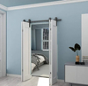Kit de puerta de granero plegable con rodillo negro montado estilo granero