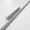 Manija de puerta de armario de cocina de aluminio, herrajes para muebles, tirador de cajón plateado de 64mm