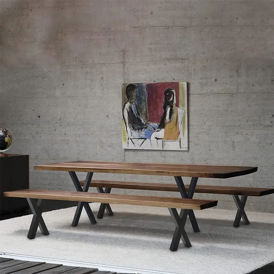 La mesa industrial del restaurante enmarca el café del arrabio que cena las patas de la tabla de X Meta