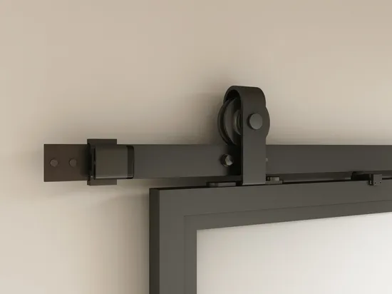 Puerta corrediza de granero con acabado de metal negro y vidrio esmerilado con kit de herrajes