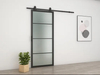 Puerta de granero estilo loft de vidrio transparente con marco de acero negro y herrajes corredizos