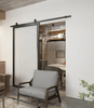 Puerta interior de una pieza con marco de acero negro para apartamento con inserto de vidrio transparente