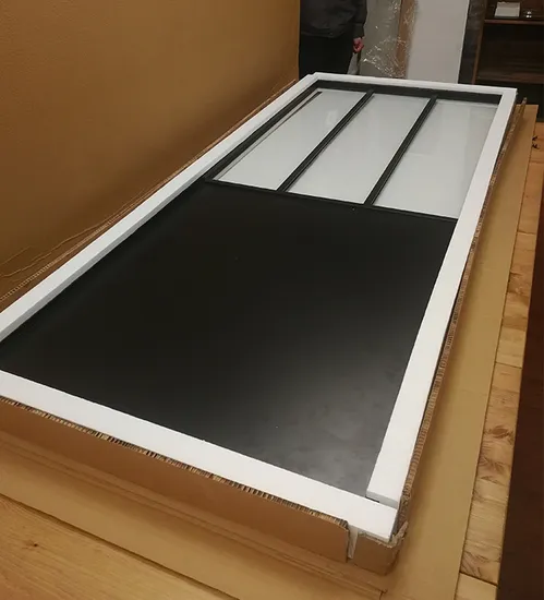 Puerta corrediza de vidrio con recubrimiento de polvo negro con marco de acero y faldón