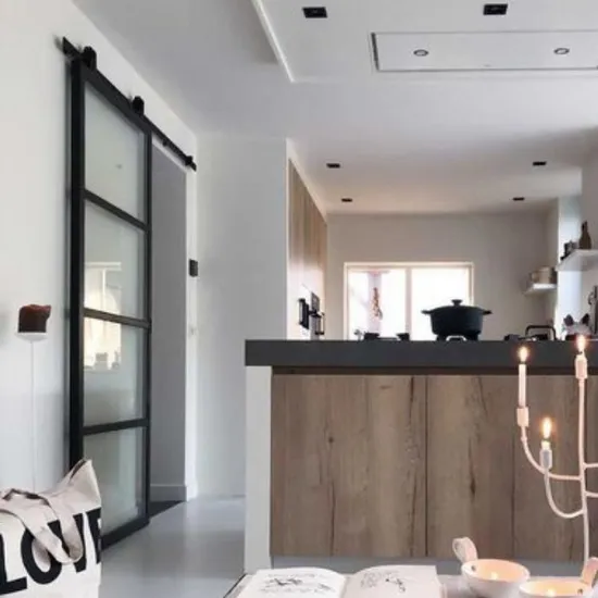 Puertas de vidrio con estructura metálica y vidrio templado transparente con puerta corrediza