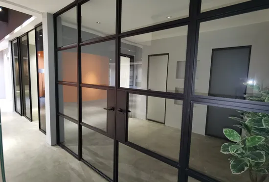 Soluciones innovadoras para puertas Oficina moderna, mamparas divisorias de ambientes estilo francés
